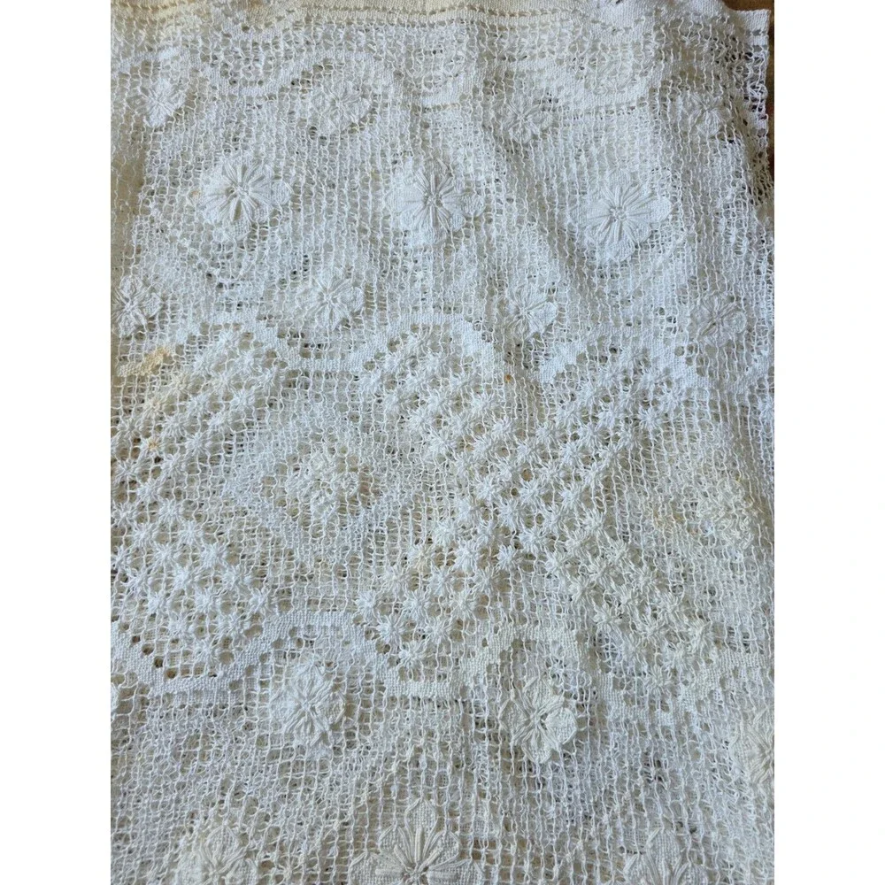 Vtg White Floral Hand Crocheted Coverlet Table Cover 76x 112